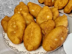 Повітряні смажені пиріжки з неймовірно соковитою печінковою начинкою