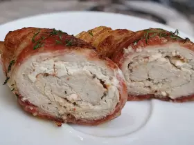 Соковиті рулетики з курячої грудки з сиром у беконі