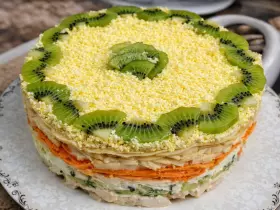 Салат листковий «Ізумрудний» з ківі, копченою куркою та корейською морквою