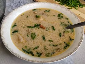Швидкий вершковий суп з куркою, фунчозою та грибами
