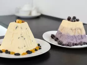 Ніжна заварна паска з молока і сметани (два варіанти)