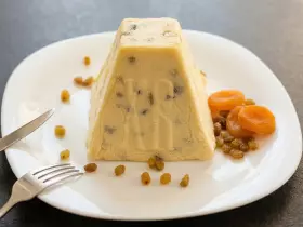 Заварна сирна паска з курагою та родзинками