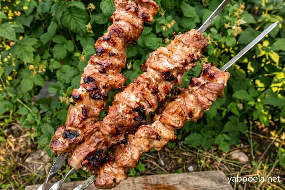 Шашлик зі свинини на оцтовому маринаді з помідорами