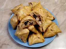 Листкові конвертики з куркою та чорносливом