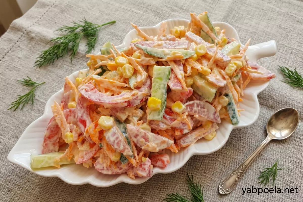 Салат з ковбасою, кукурудзою та овочами