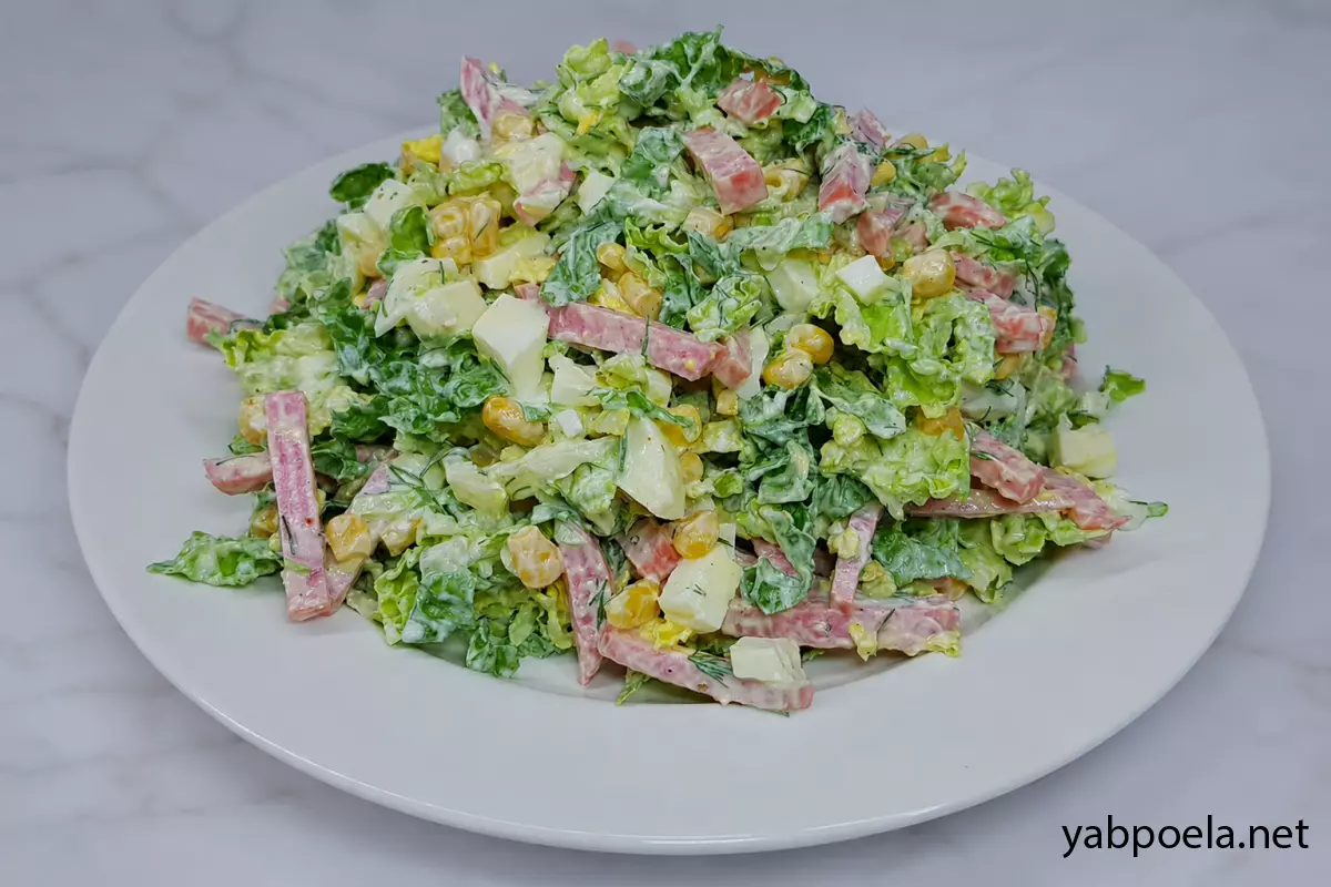 Салат з ковбасою, пекінською капустою та кукурудзою