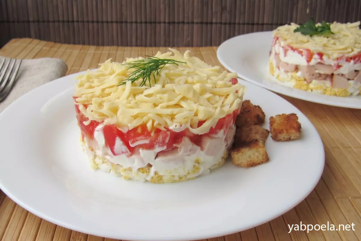 Салат з копченою куркою, помідором та сиром