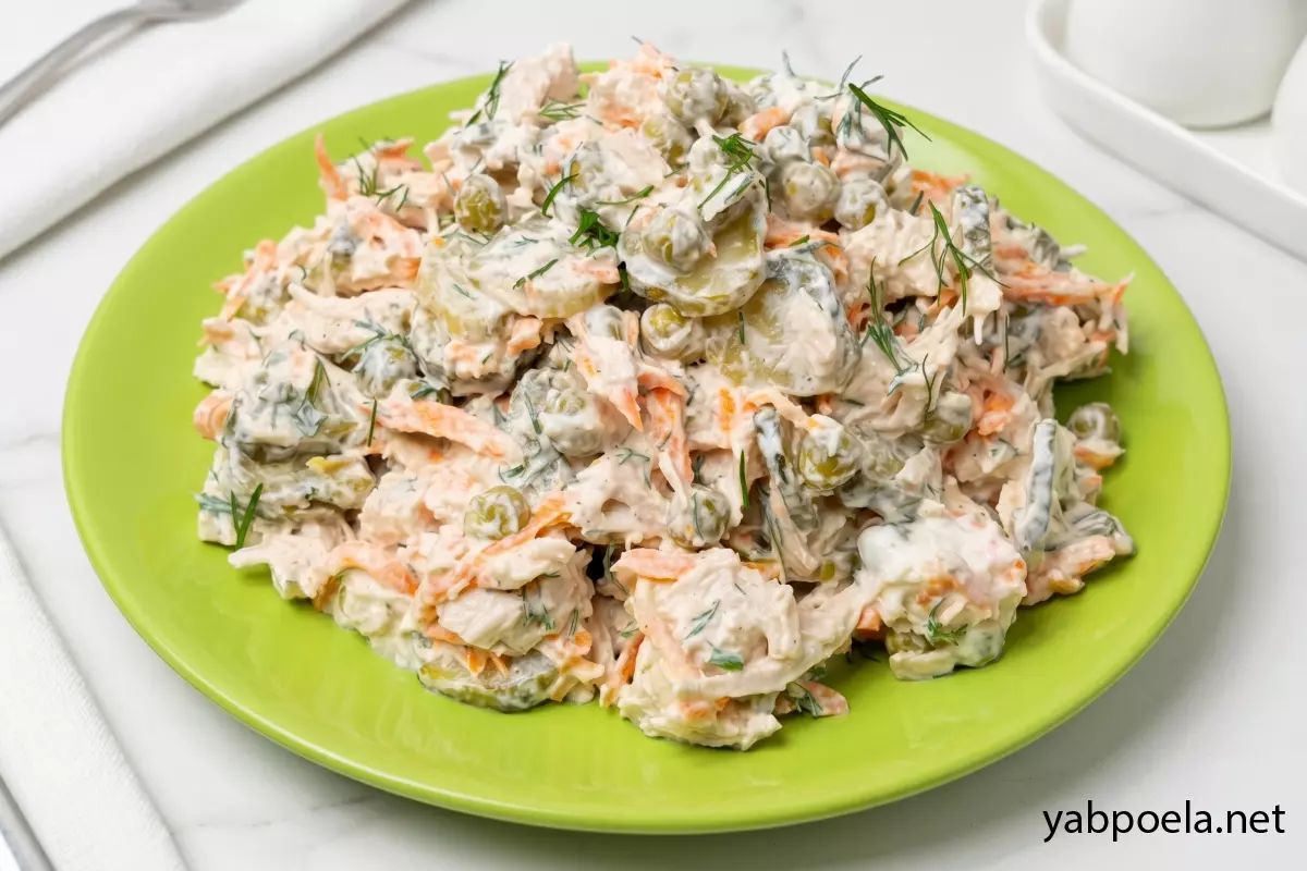 Салат з куркою та маринованими огірками