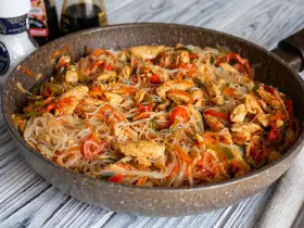 Фунчоза з куркою та овочами