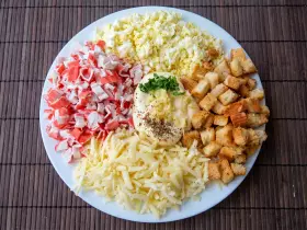 Крабовий салат з сиром та сухариками