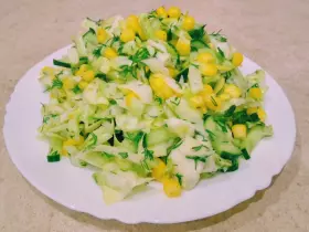 Салат з капусти з кукурудзою та огірками