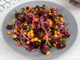 Салат з буряка та кукурудзою