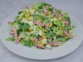Салат з ковбасою, пекінською капустою та кукурудзою