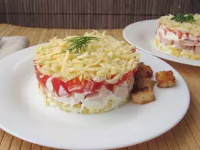 Салат з копченою куркою, помідором та сиром
