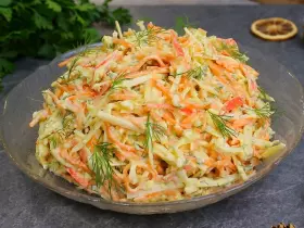 Салат з крабовими паличками та сиром