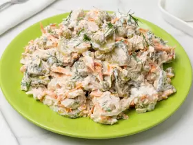 Салат з куркою та маринованими огірками