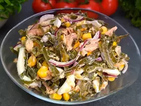 Салат з морською капустою та тунцем