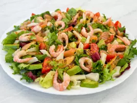 Салат з морепродуктами та авокадо