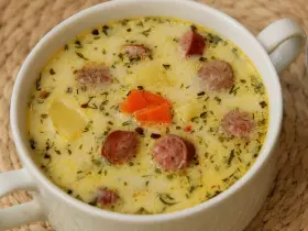 Вершковий суп із копченими ковбасками