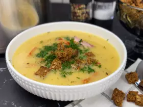 Гороховий суп-пюре з копченими реберцями