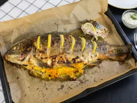 Короп у духовці зі сметаною та овочами