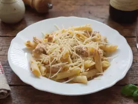 Макарони з консервованим тунцем нашвидкуруч