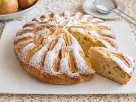 Пухка шарлотка з яблуками без яєць