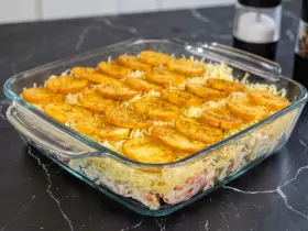 Салат із копченою куркою, овочами та сухариками