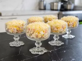 Салат із крабовими паличками, шинкою та сиром