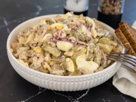 Салат із відвареною печінкою та маринованими огірками