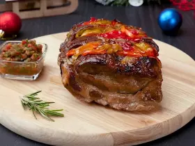 Свинина запечена з овочами та медом