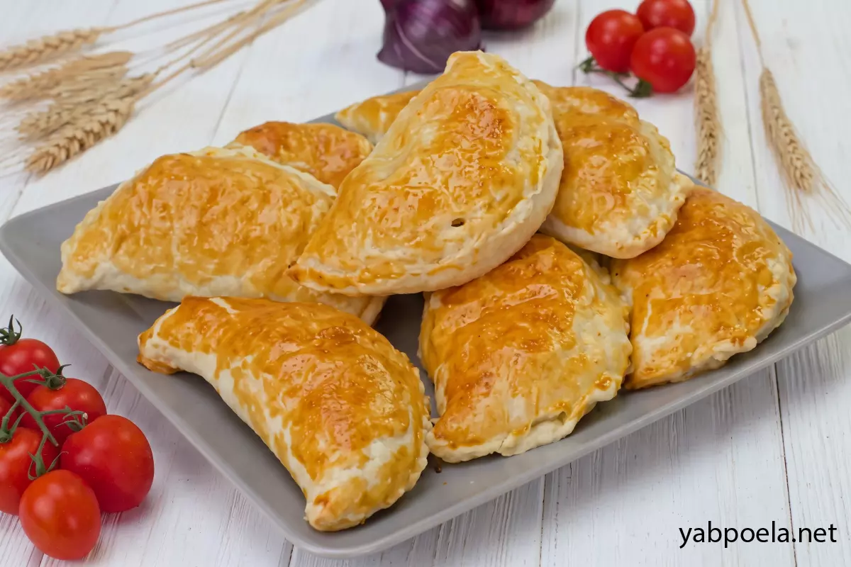 Листкові пиріжки з куркою
