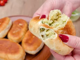 Пиріжки з картоплею, цибулею та зеленню