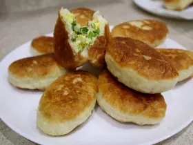 Пиріжки з зеленою цибулею та яйцем