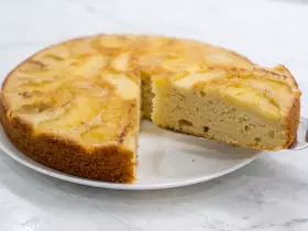 М'який яблучний пиріг на молоці з вершковим маслом