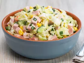 Салат із капусти з кукурудзою та шинкою
