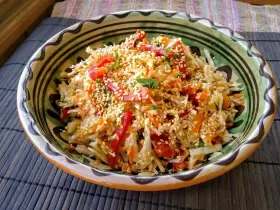 Салат з капусти з перцем та кунжутом