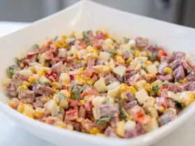Салат із ковбасою, кукурудзою та солодким перцем