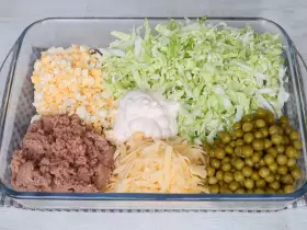 Салат з тунцем та пекінською капустою