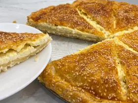 Листковий пиріг із сиром та бринзою