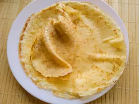 Тонкі млинці на молоці