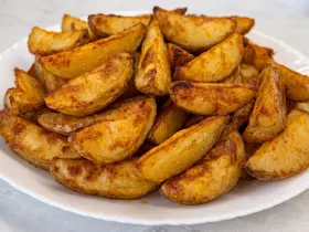 Запечена картопля часточками в духовці