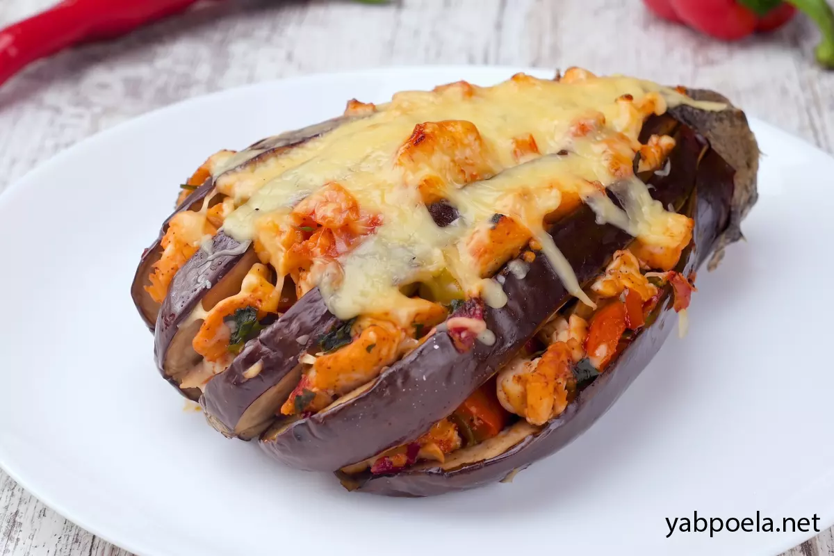 Баклажан запечений з куркою та овочами