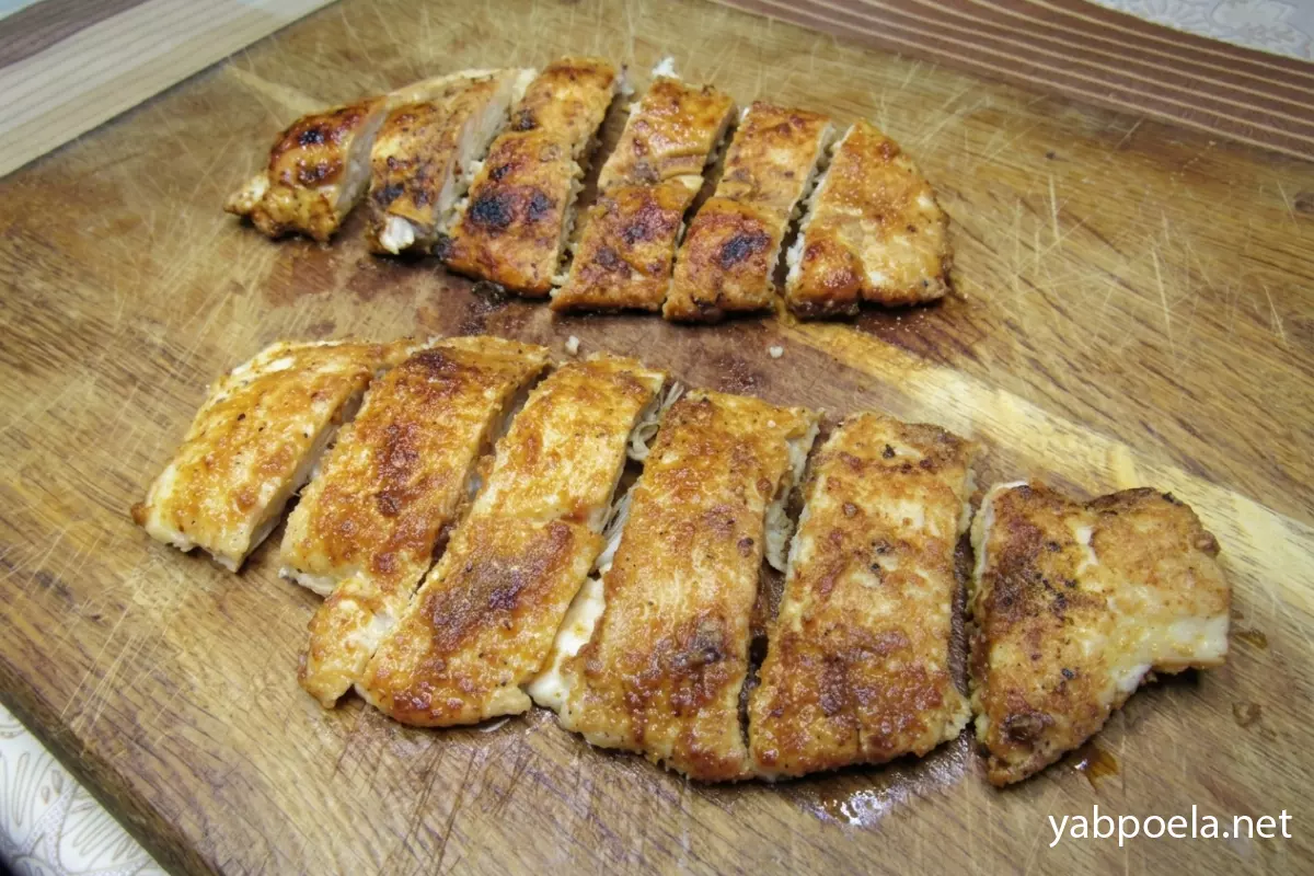 Куряче філе на сковороді в пергаменті