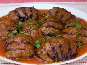 Баклажани з фаршем під соусом в духовці