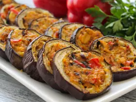 Фаршировані баклажани грибами та овочами