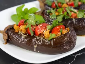 Фаршировані баклажани з куркою, сиром та соусом барбекю