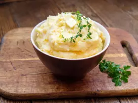 Картопляне пюре на варених жовтках