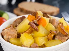 Картопля з м'ясом та лисичками в рукаві