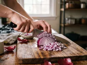 Як нарізати цибулю без сліз: 6 перевірених кухонних способів
